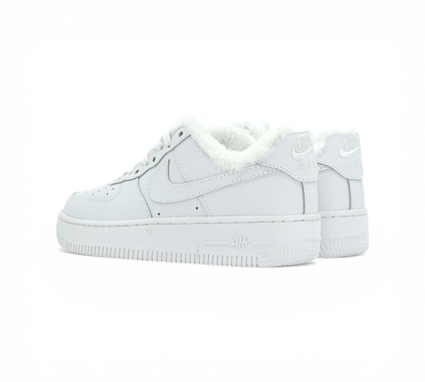 Кроссовки Nike Air Force 1 белые с мехом вид сбоку