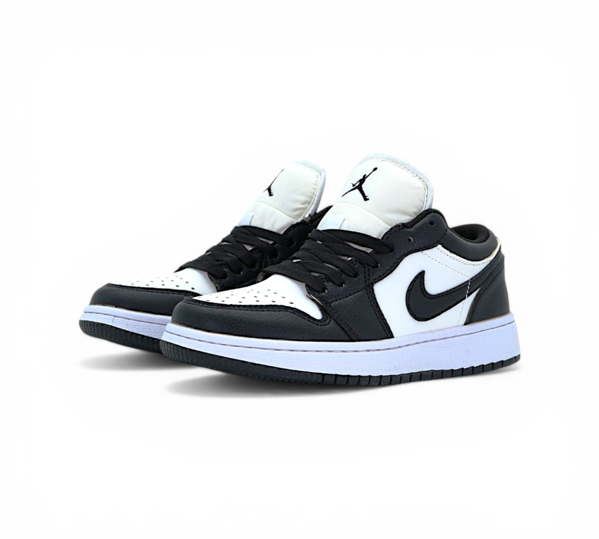 Кроссовки Nike Air Jordan 1 Low чёрно-белые, вид сбоку
