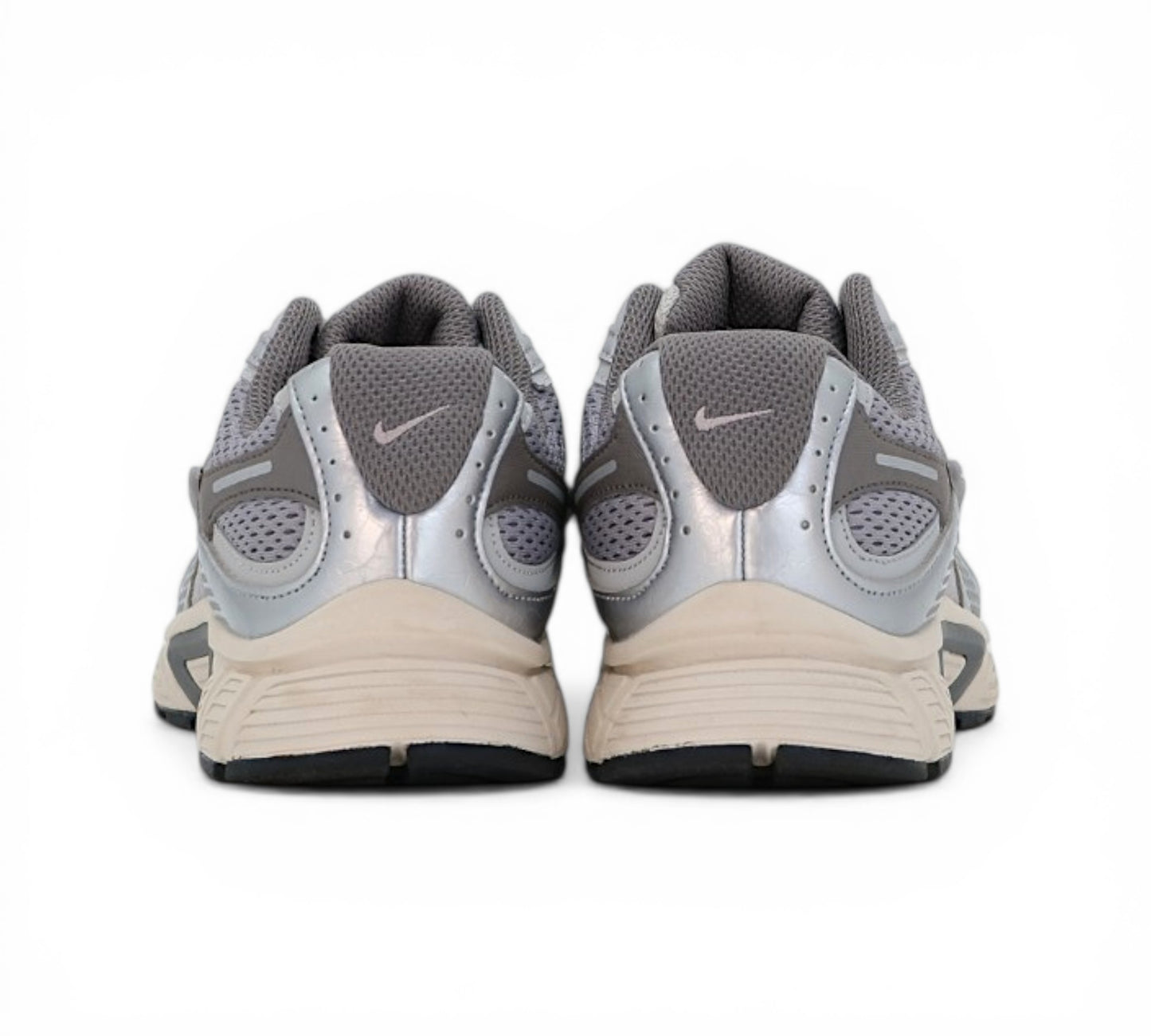 Серые спортивные кроссовки Nike V5 RNR, вид сбоку