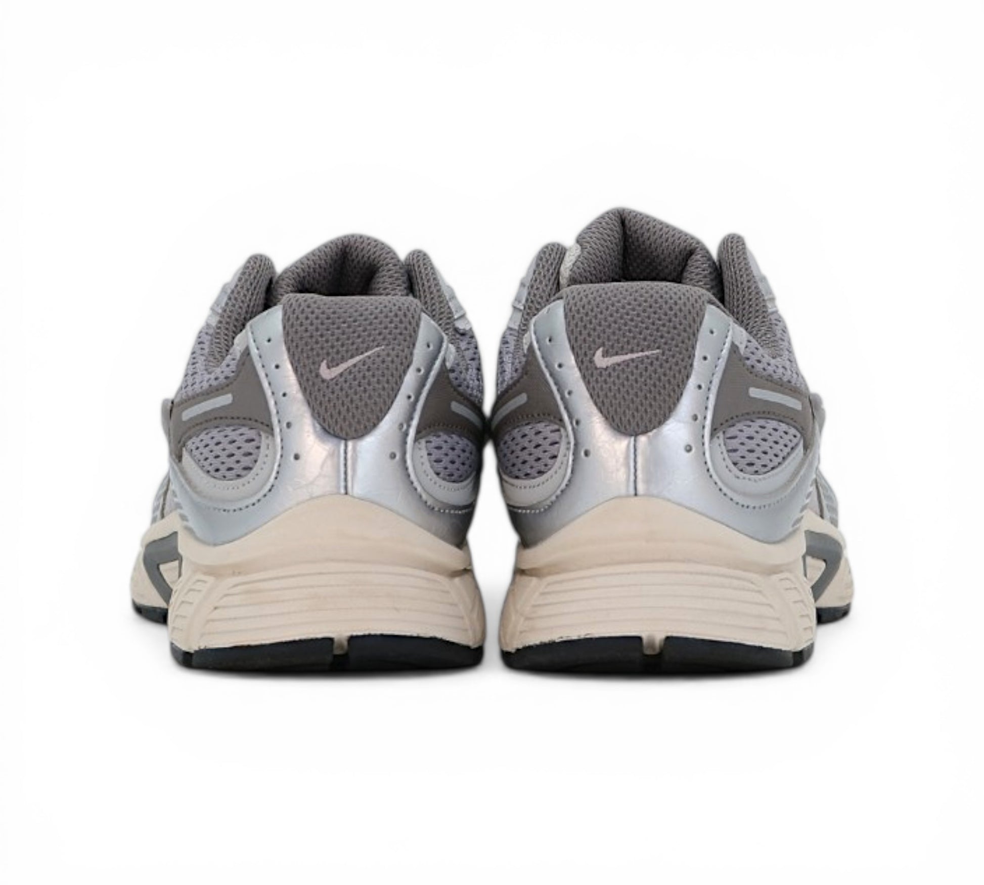 Серые спортивные кроссовки Nike V5 RNR, вид сбоку