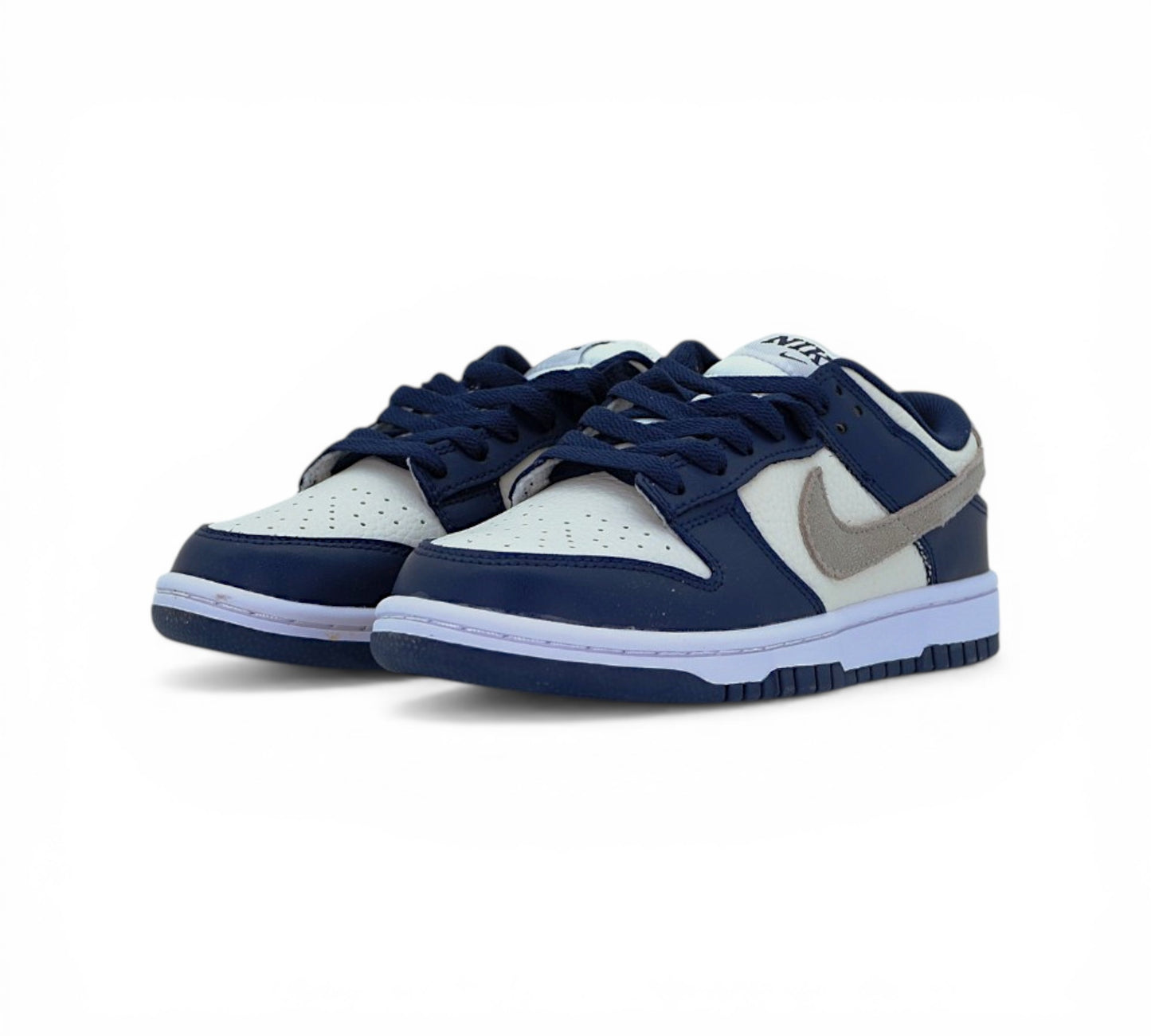 Кроссовки Nike Dunk Low, тёмно-синие с белым и серым, вид сбоку