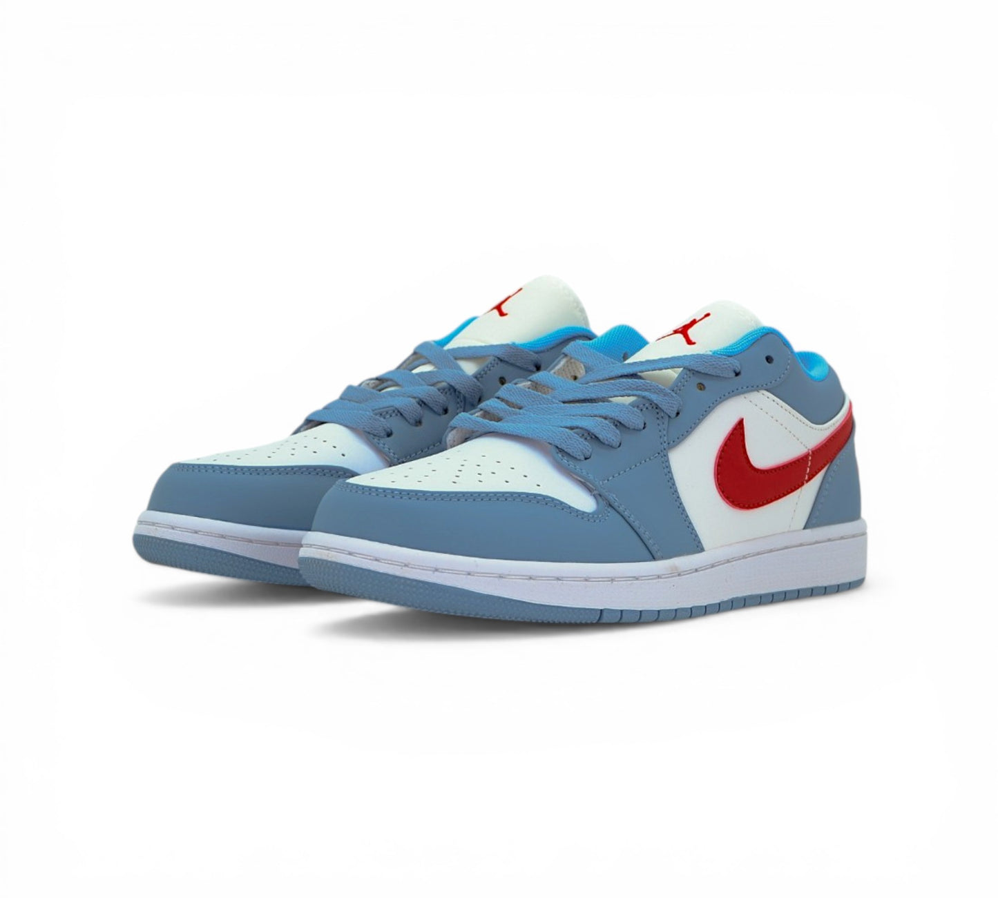 Кроссовки Nike Air Jordan 1 Low, голубые с красным, боковой ракурс