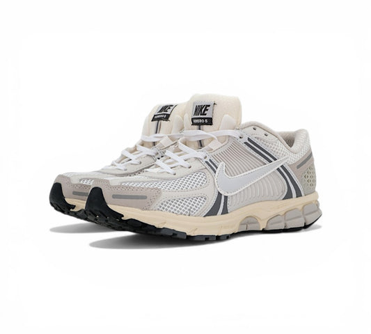 Кроссовки Nike Zoom Vomero 5 SP белые с серыми вставками, вид сбоку
