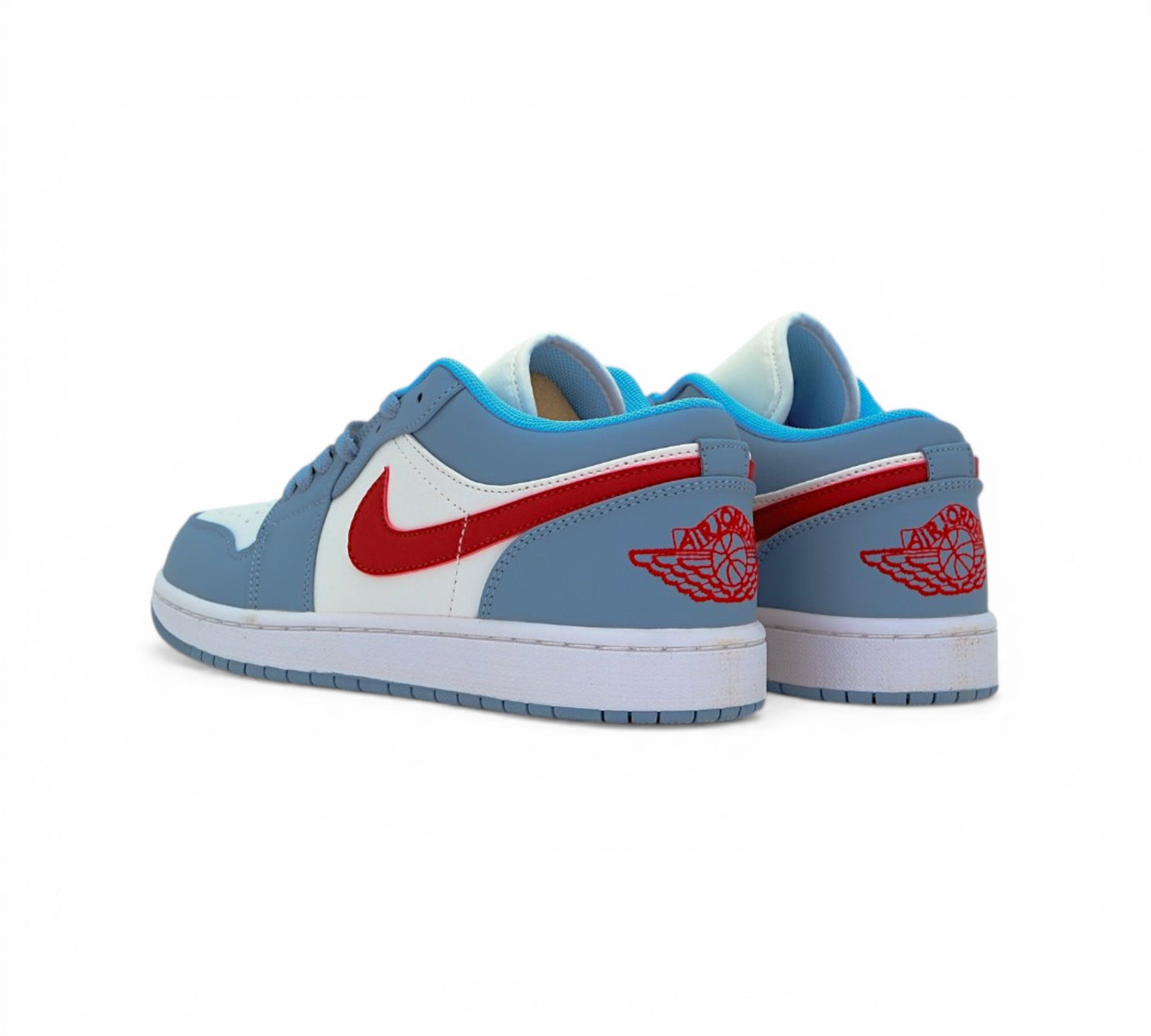 Кроссовки Nike Air Jordan 1 Low, голубые с красным, боковой ракурс