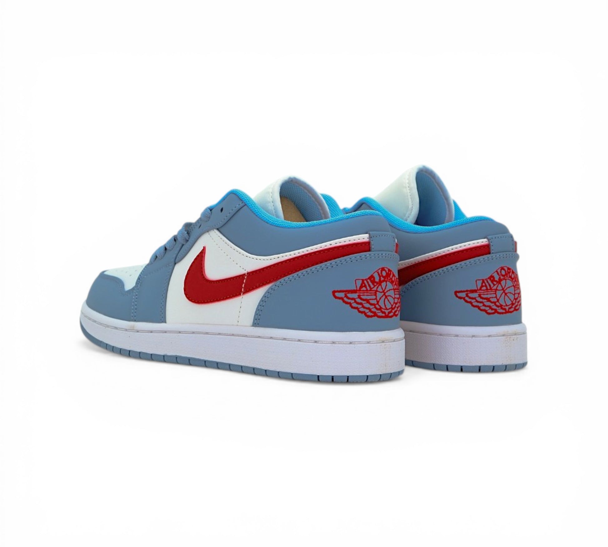 Кроссовки Nike Air Jordan 1 Low, голубые с красным, боковой ракурс