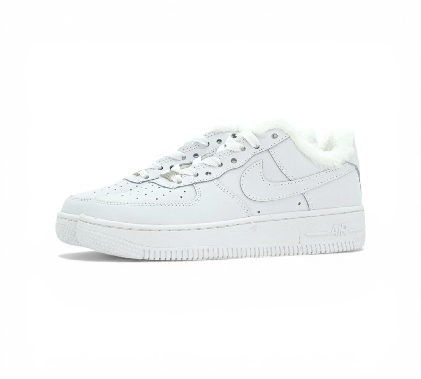 Кроссовки Nike Air Force 1 белые с мехом вид сбоку