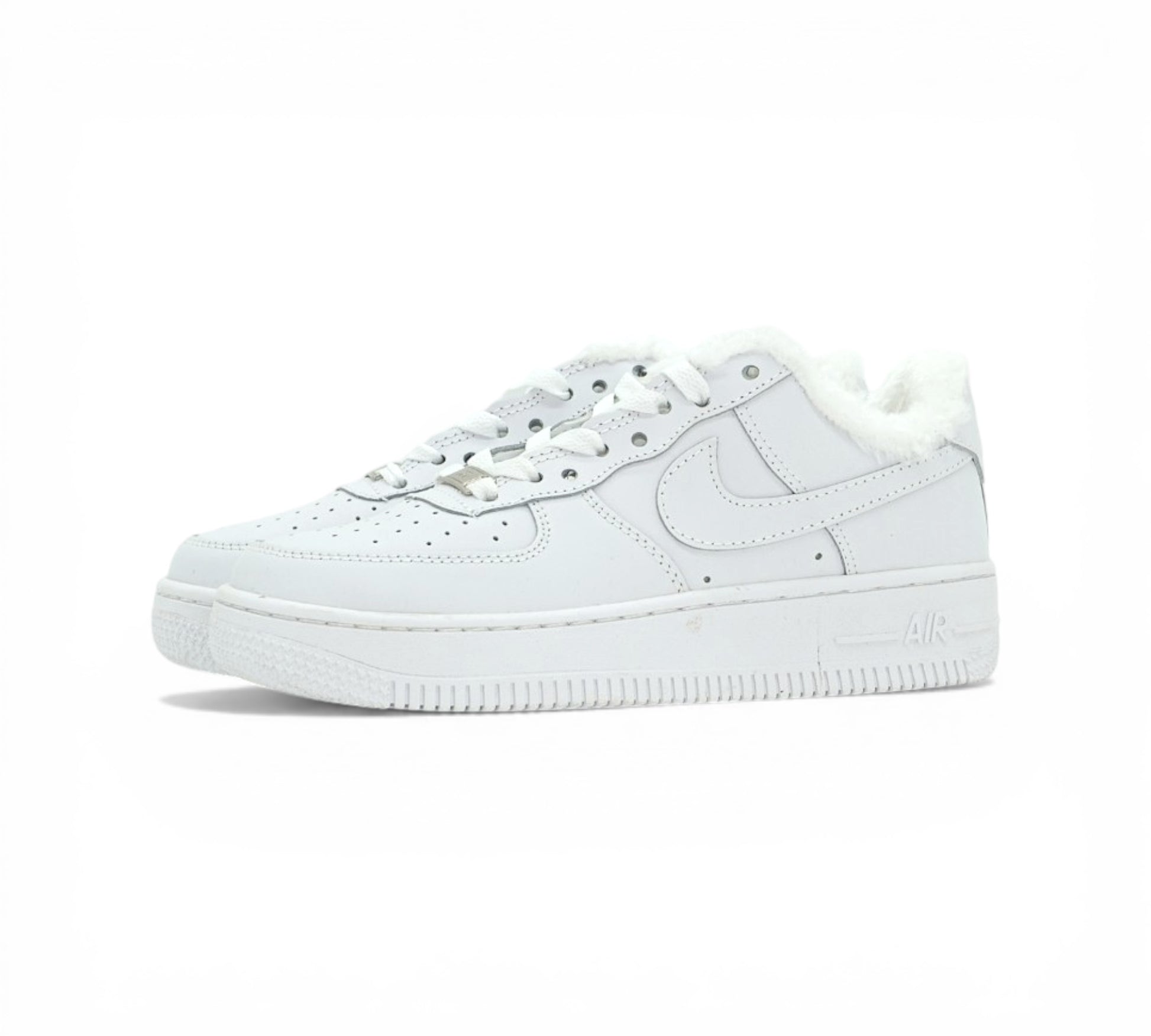 Кроссовки Nike Air Force 1 белые с мехом вид сбоку