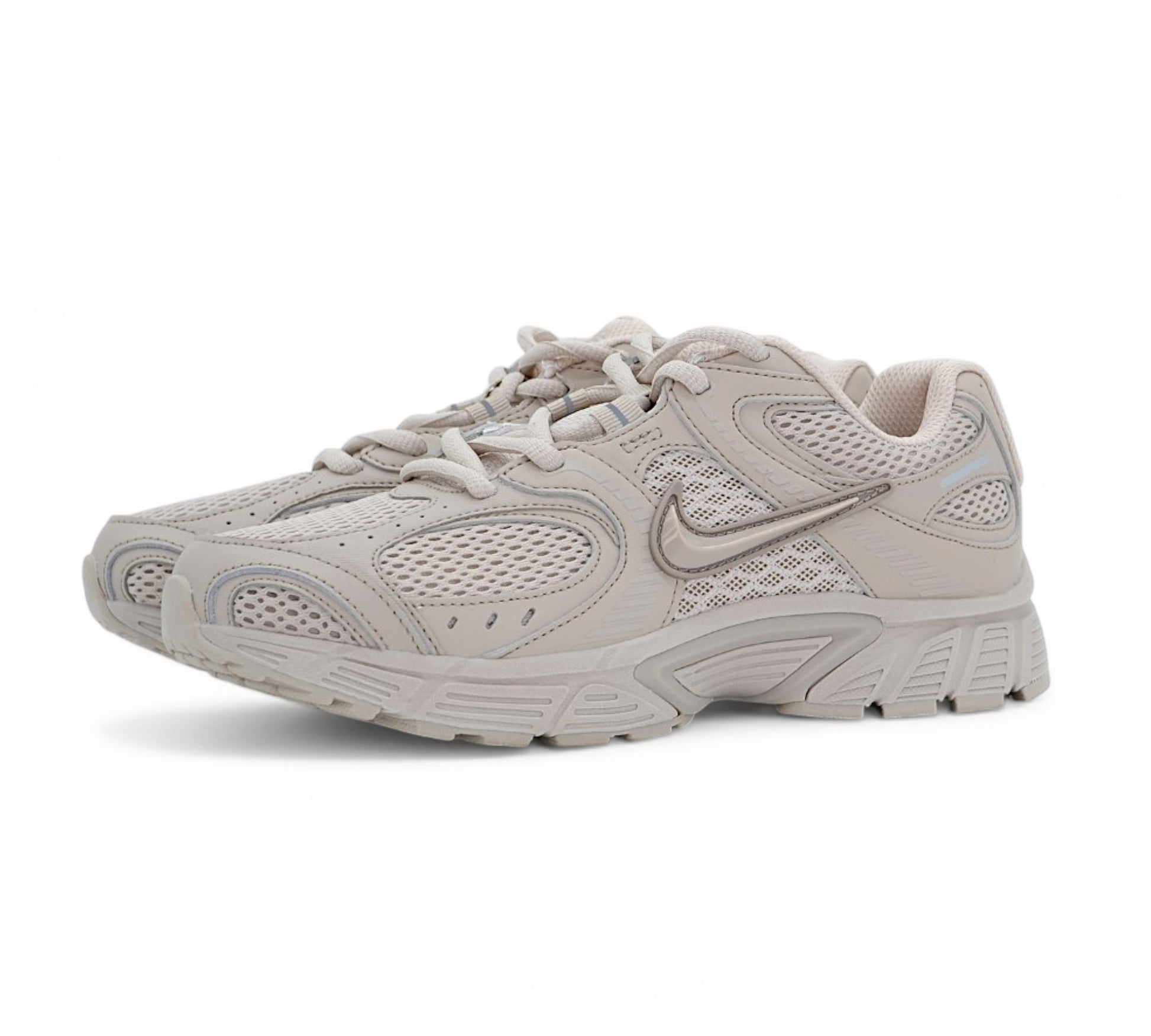 Кроссовки Nike, бежевые, вид сбоку