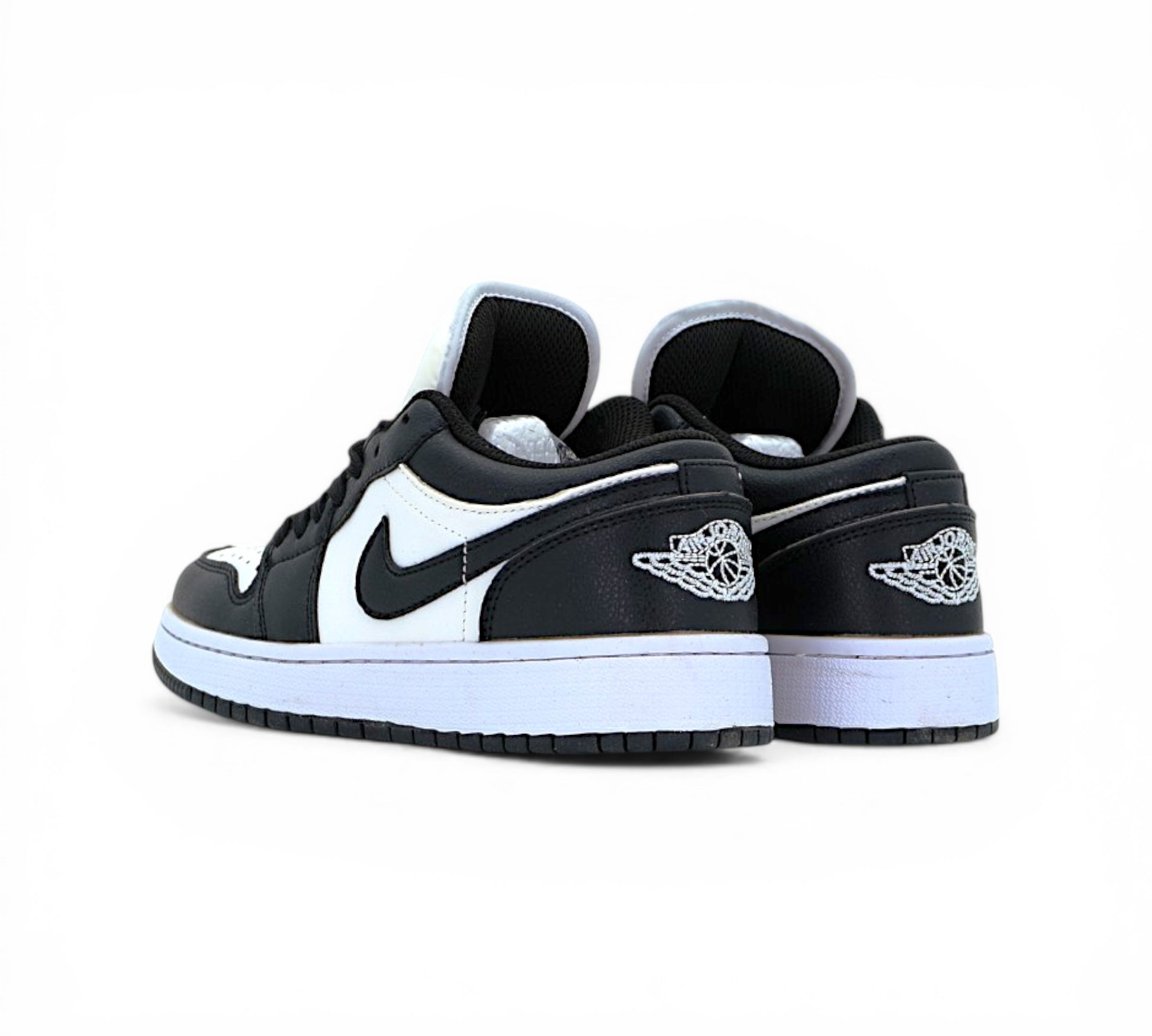 Кроссовки Nike Air Jordan 1 Low чёрно-белые, вид сбоку