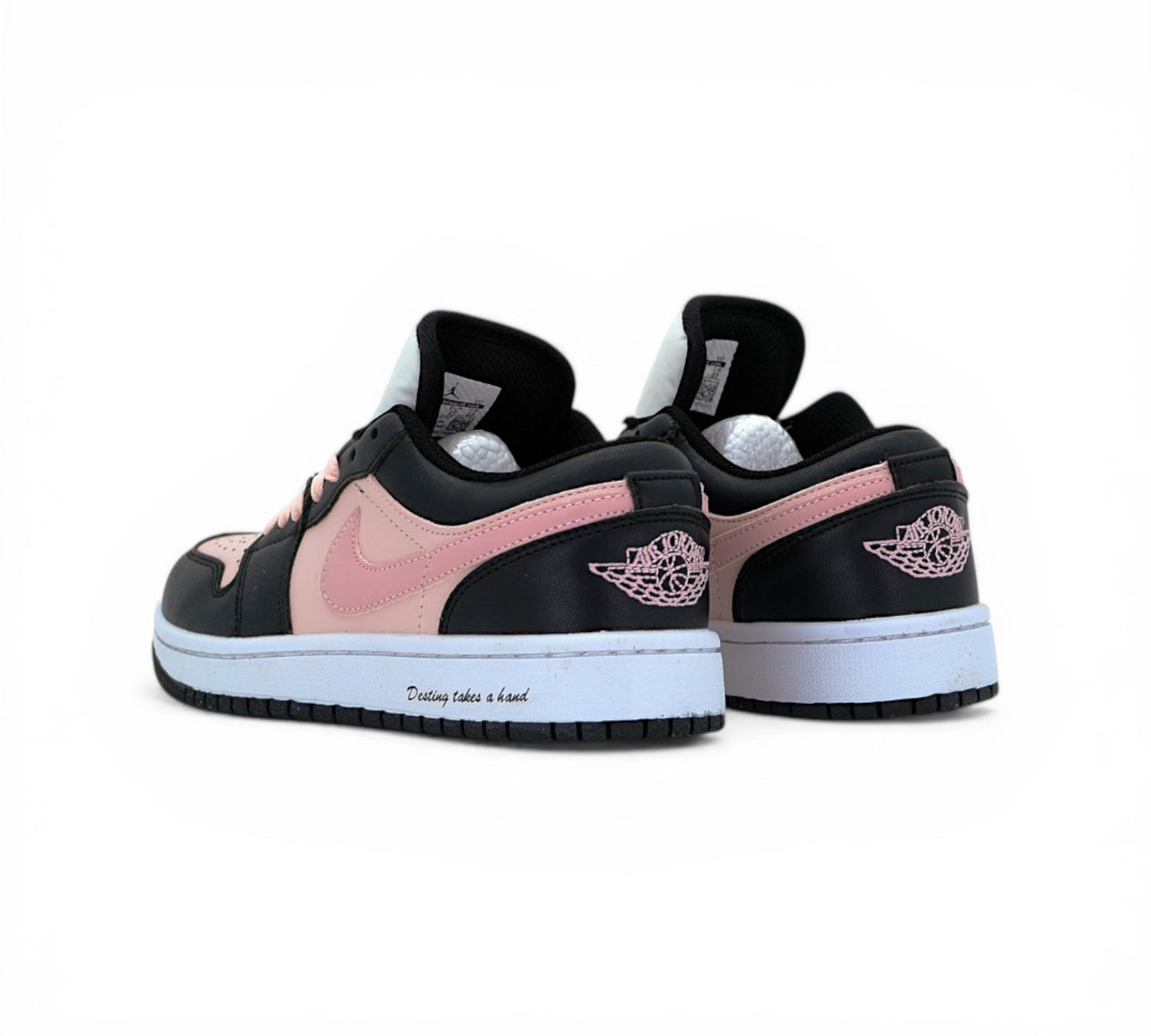 Кроссовки Jordan 1 Low, розовые с чёрным, вид сбоку