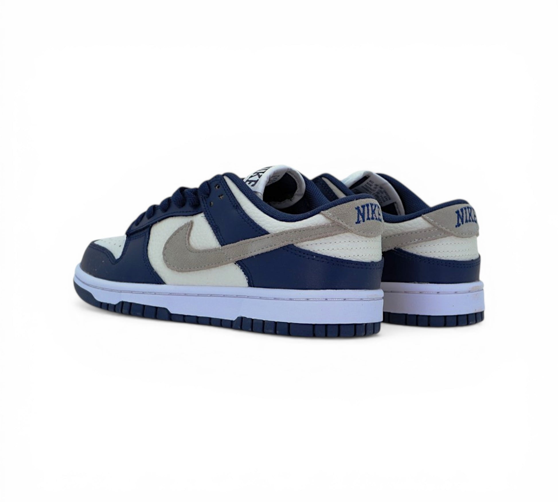 Кроссовки Nike Dunk Low, тёмно-синие с белым и серым, вид сбоку