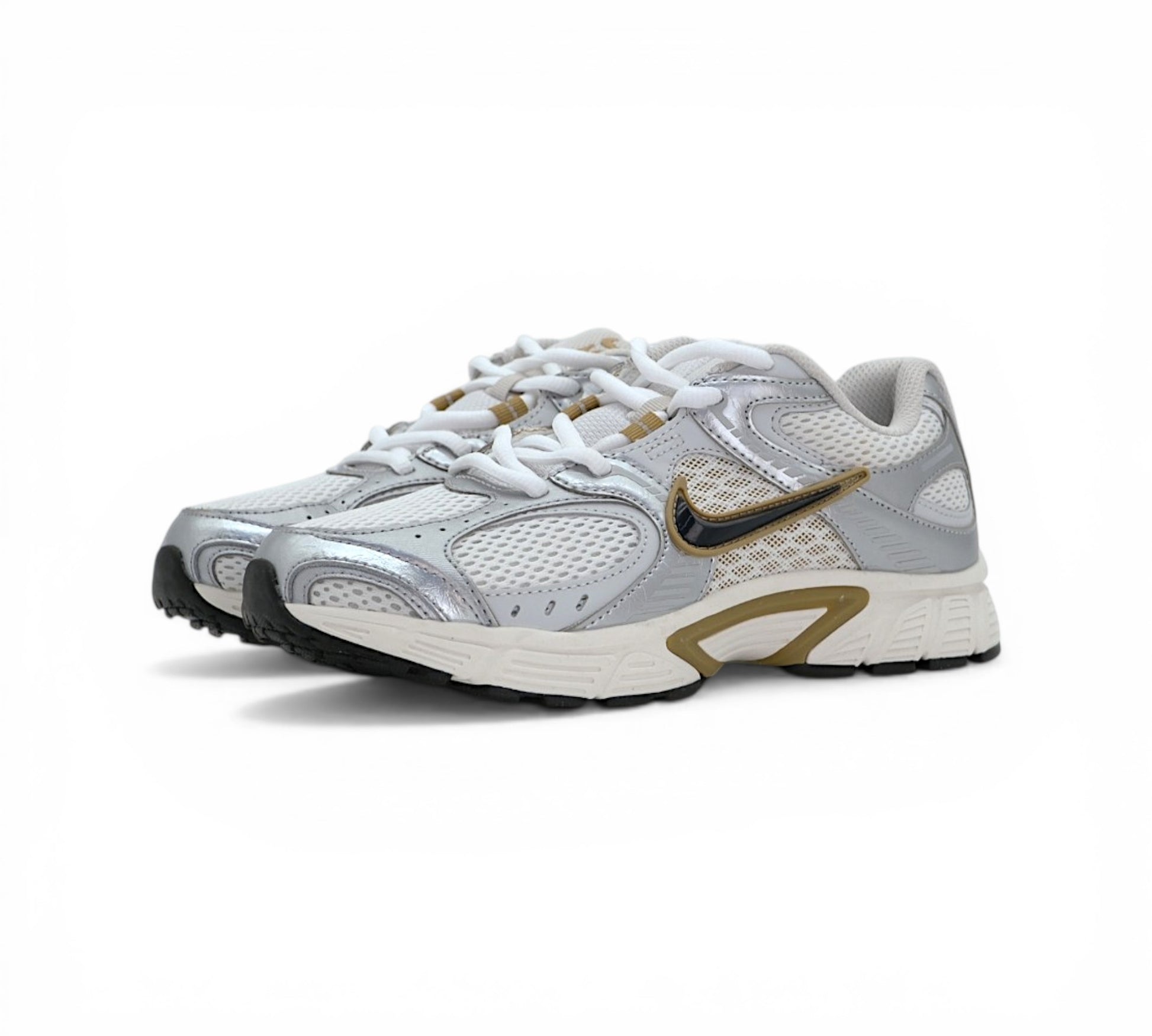 Кроссовки Nike V5 RNR, серебристые с бежевым, вид сбоку