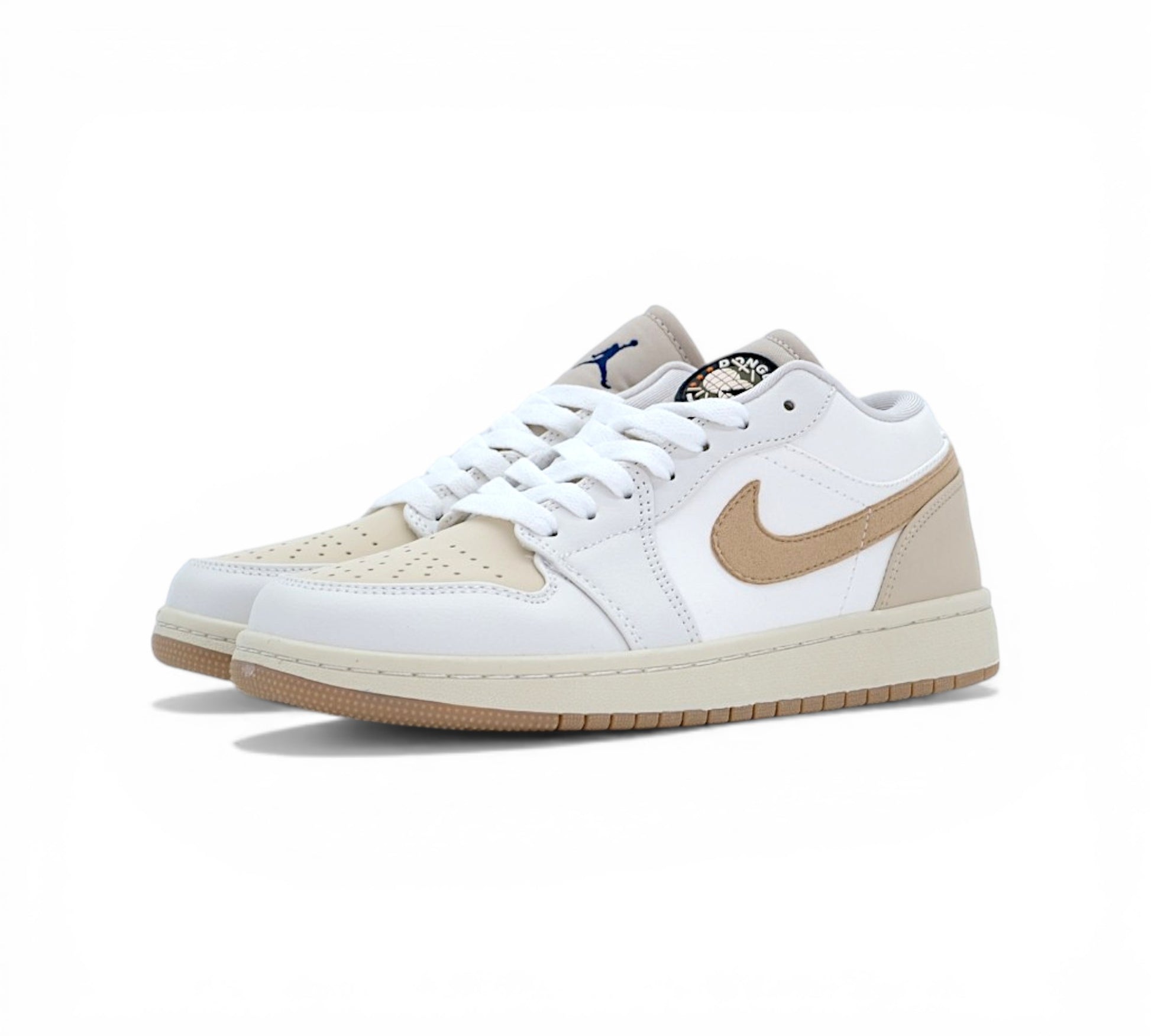 Кроссовки Nike Air Jordan 1 Low, белые с бежевым, вид сбоку