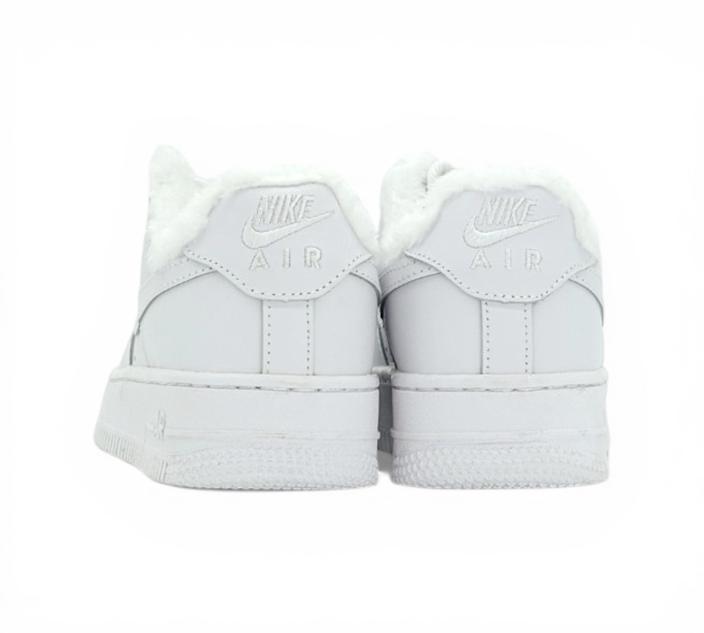 Кроссовки Nike Air Force 1 белые с мехом вид сбоку