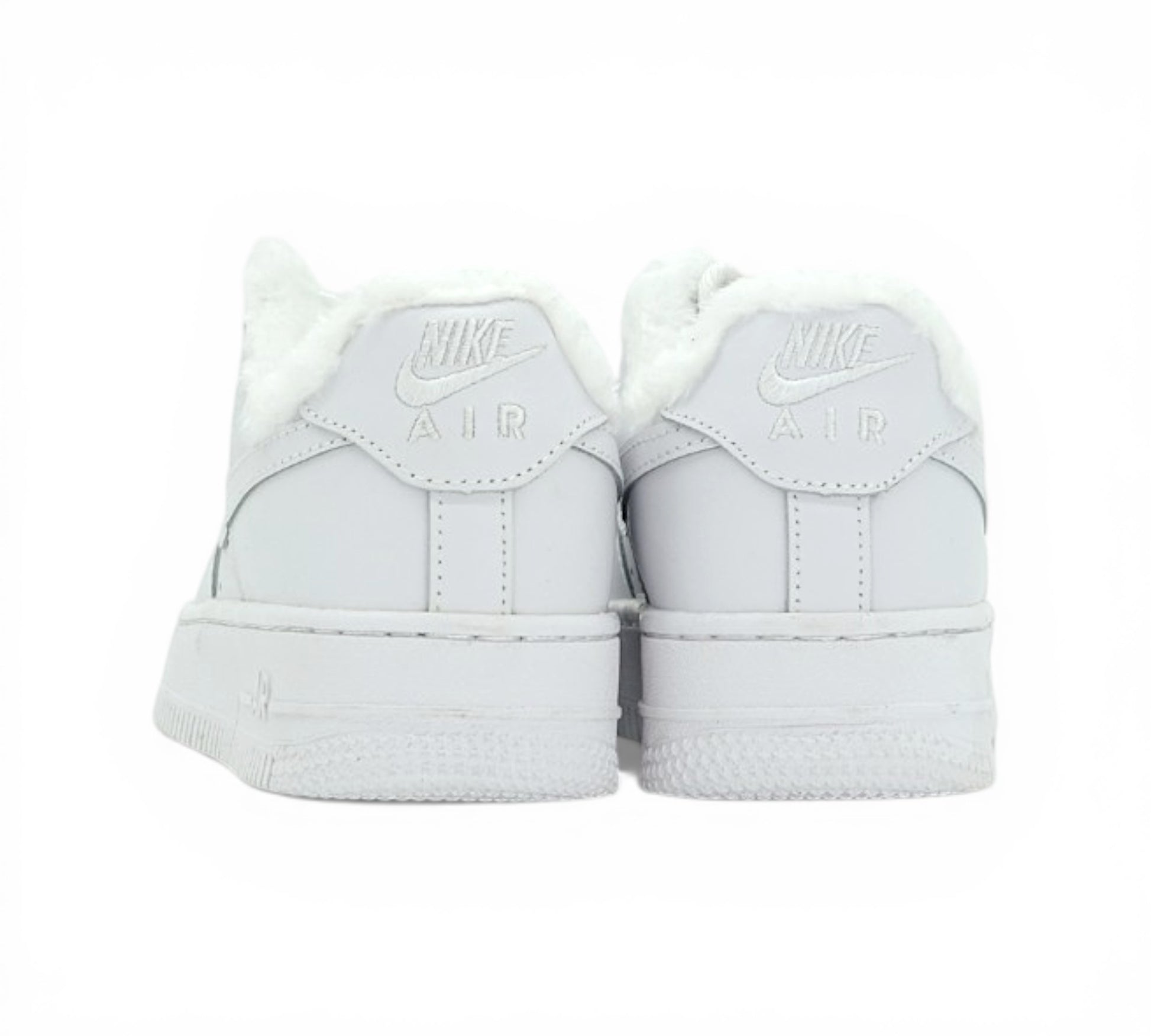Кроссовки Nike Air Force 1 белые с мехом вид сбоку