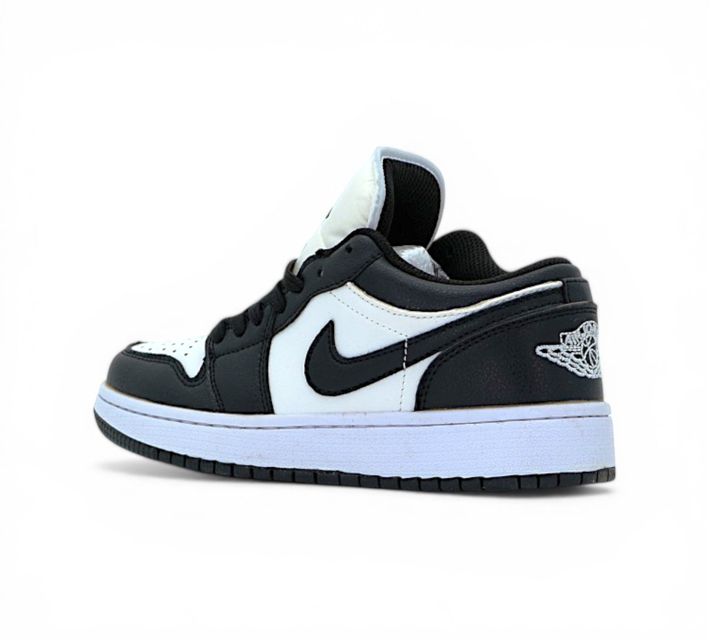 Кроссовки Nike Air Jordan 1 Low чёрно-белые, вид сбоку