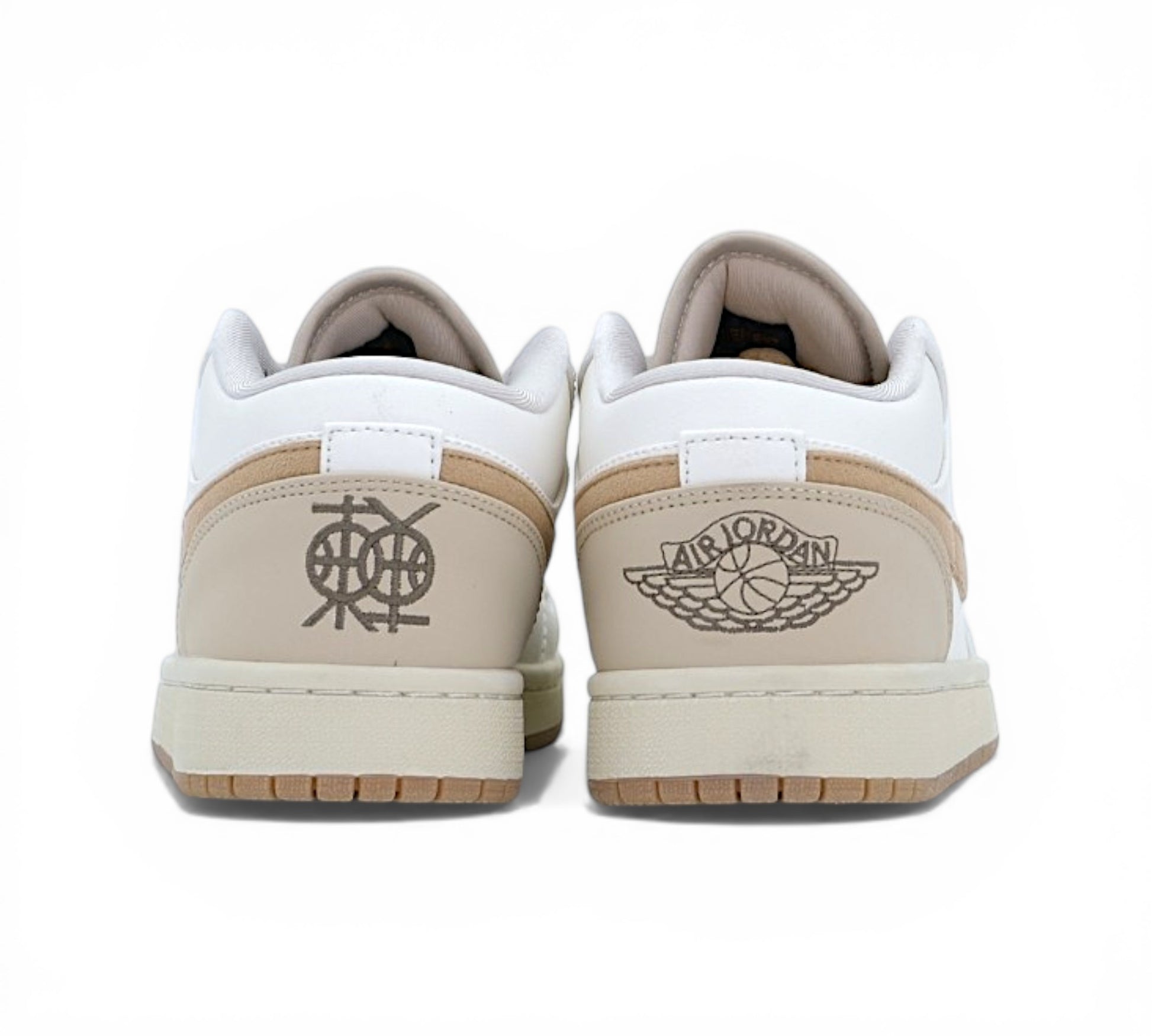 Кроссовки Nike Air Jordan 1 Low, белые с бежевым, вид сбоку