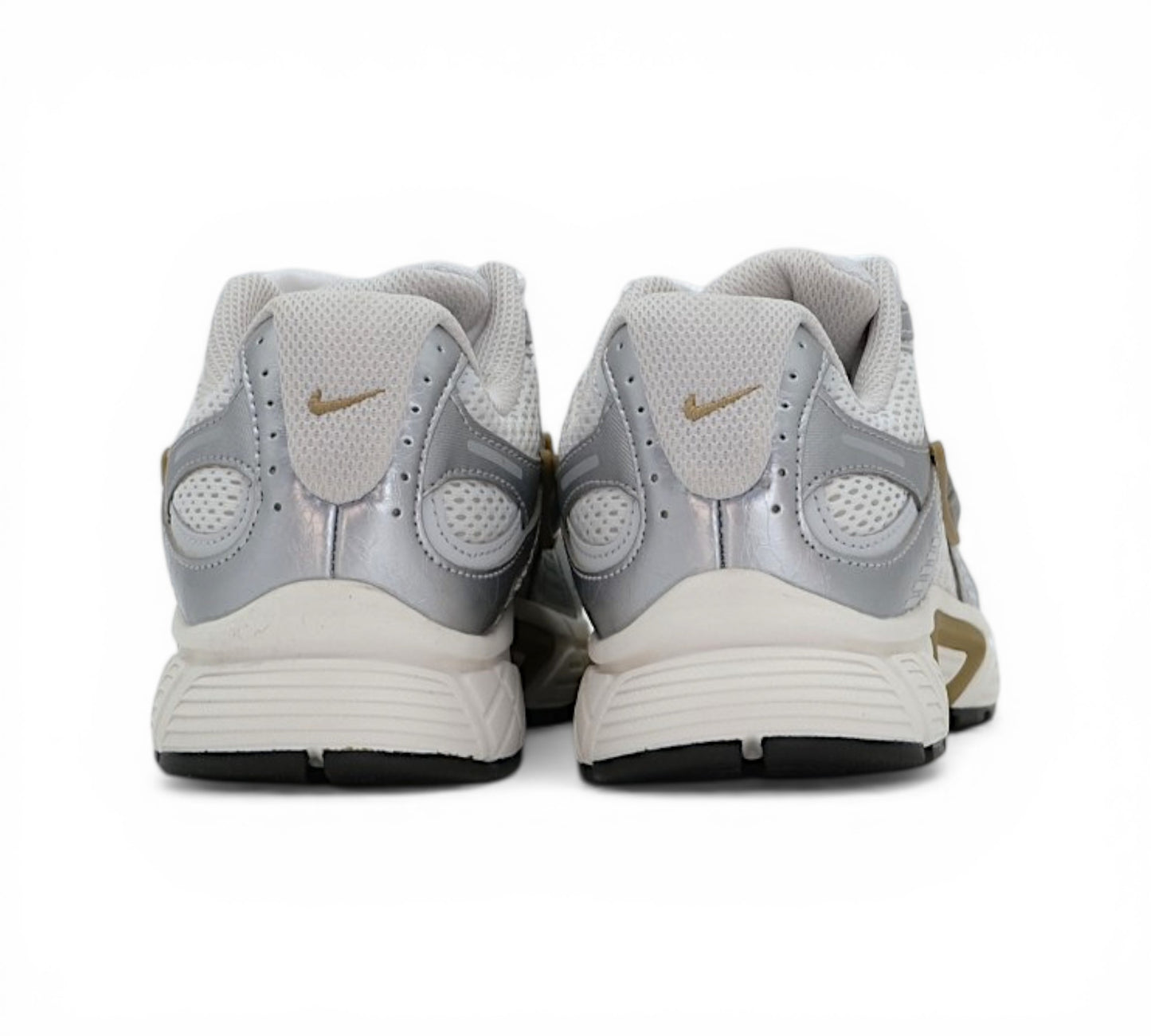 Кроссовки Nike V5 RNR, серебристые с бежевым, вид сбоку