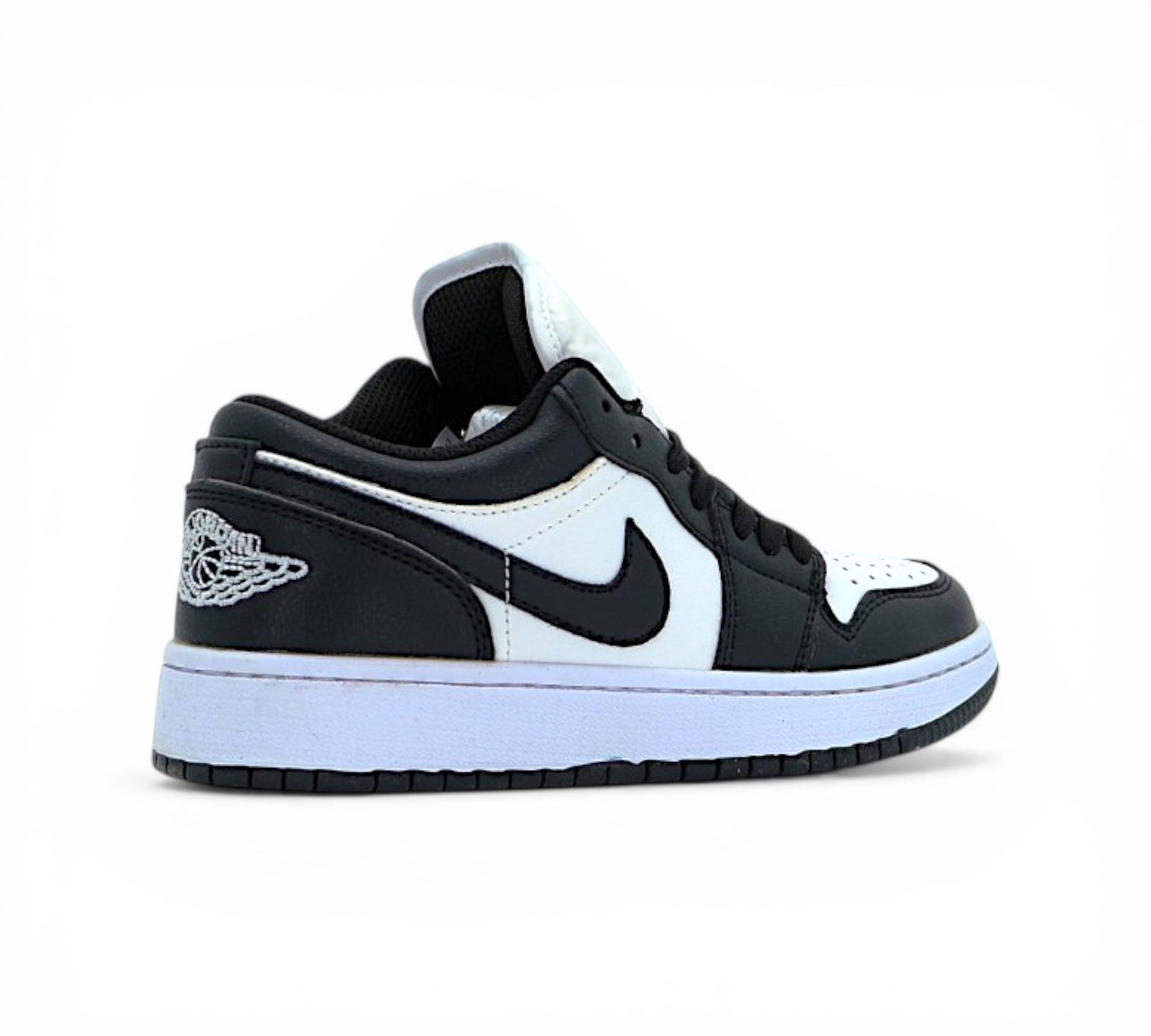 Кроссовки Nike Air Jordan 1 Low чёрно-белые, вид сбоку