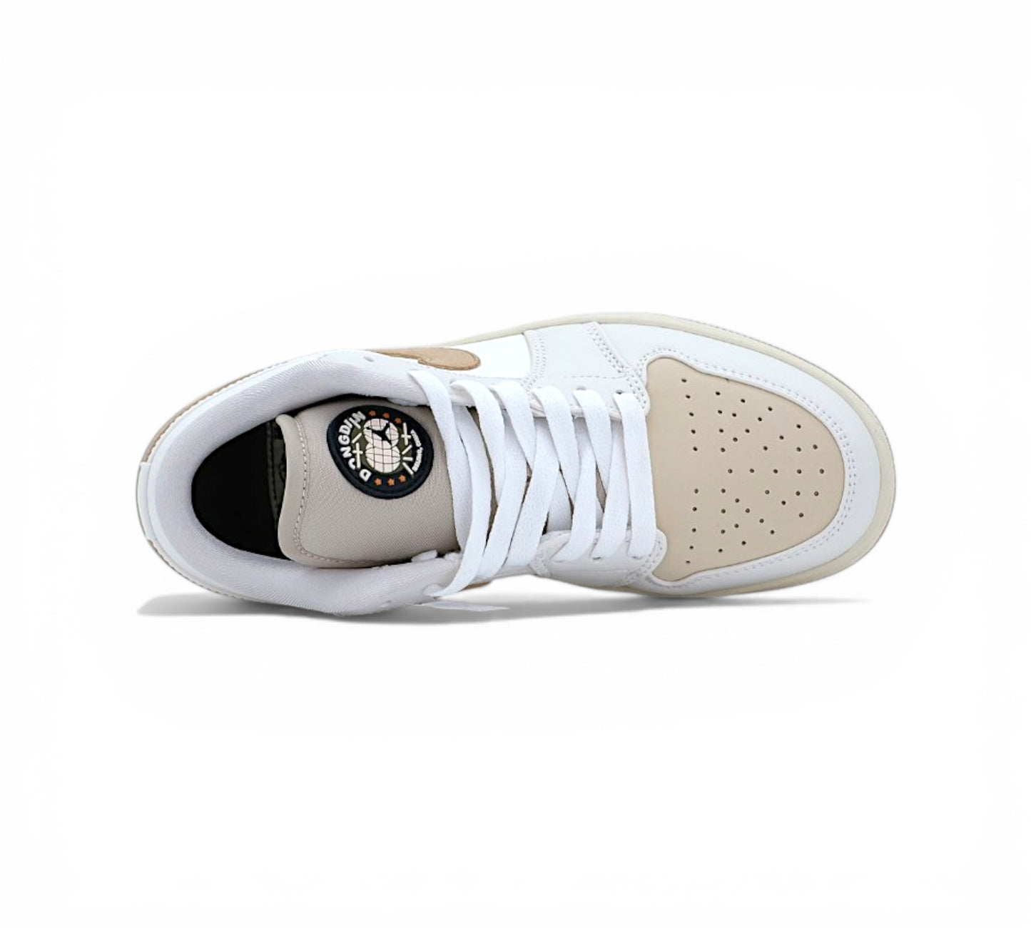 Кроссовки Nike Air Jordan 1 Low, белые с бежевым, вид сбоку