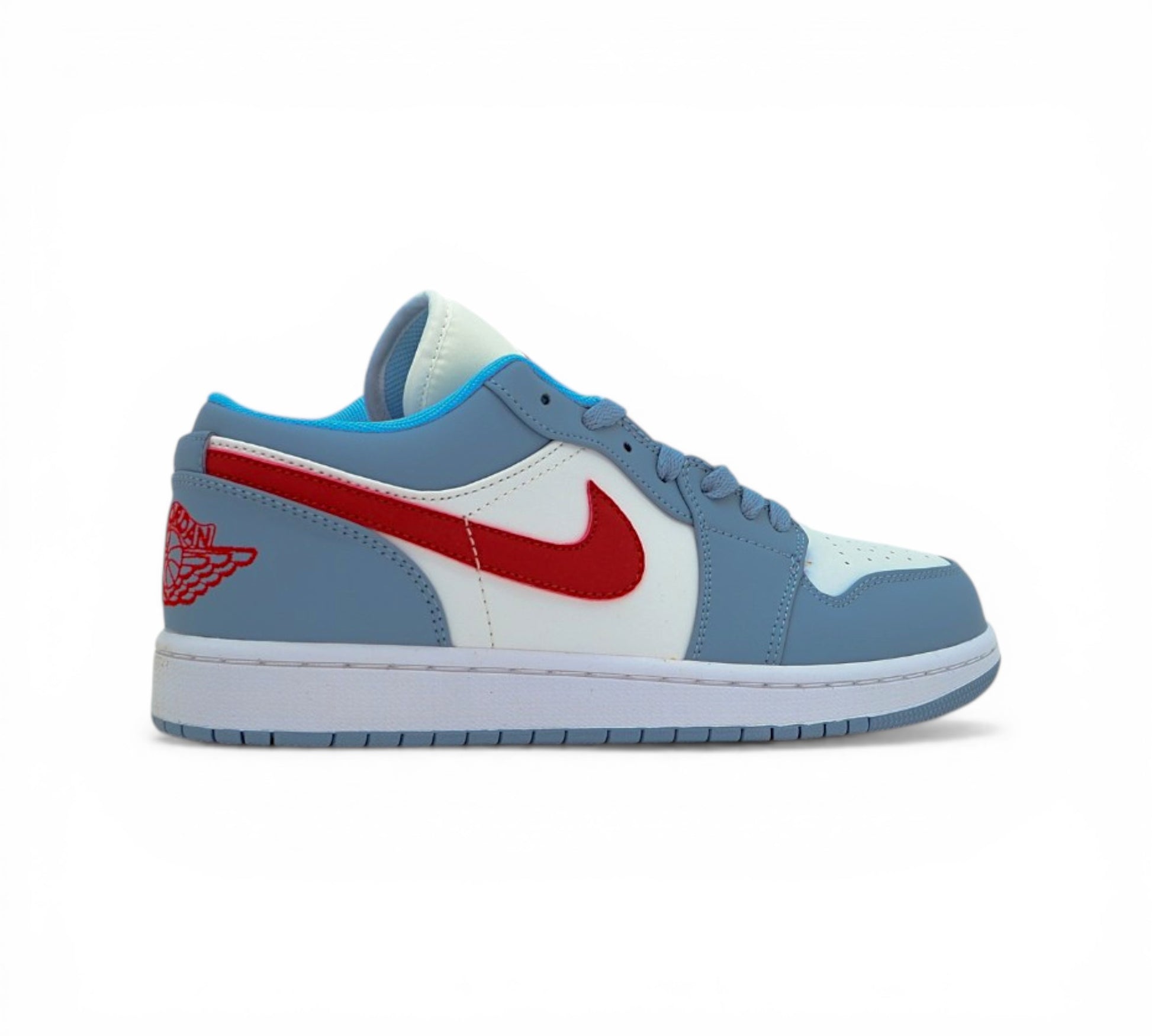 Кроссовки Nike Air Jordan 1 Low, голубые с красным, боковой ракурс