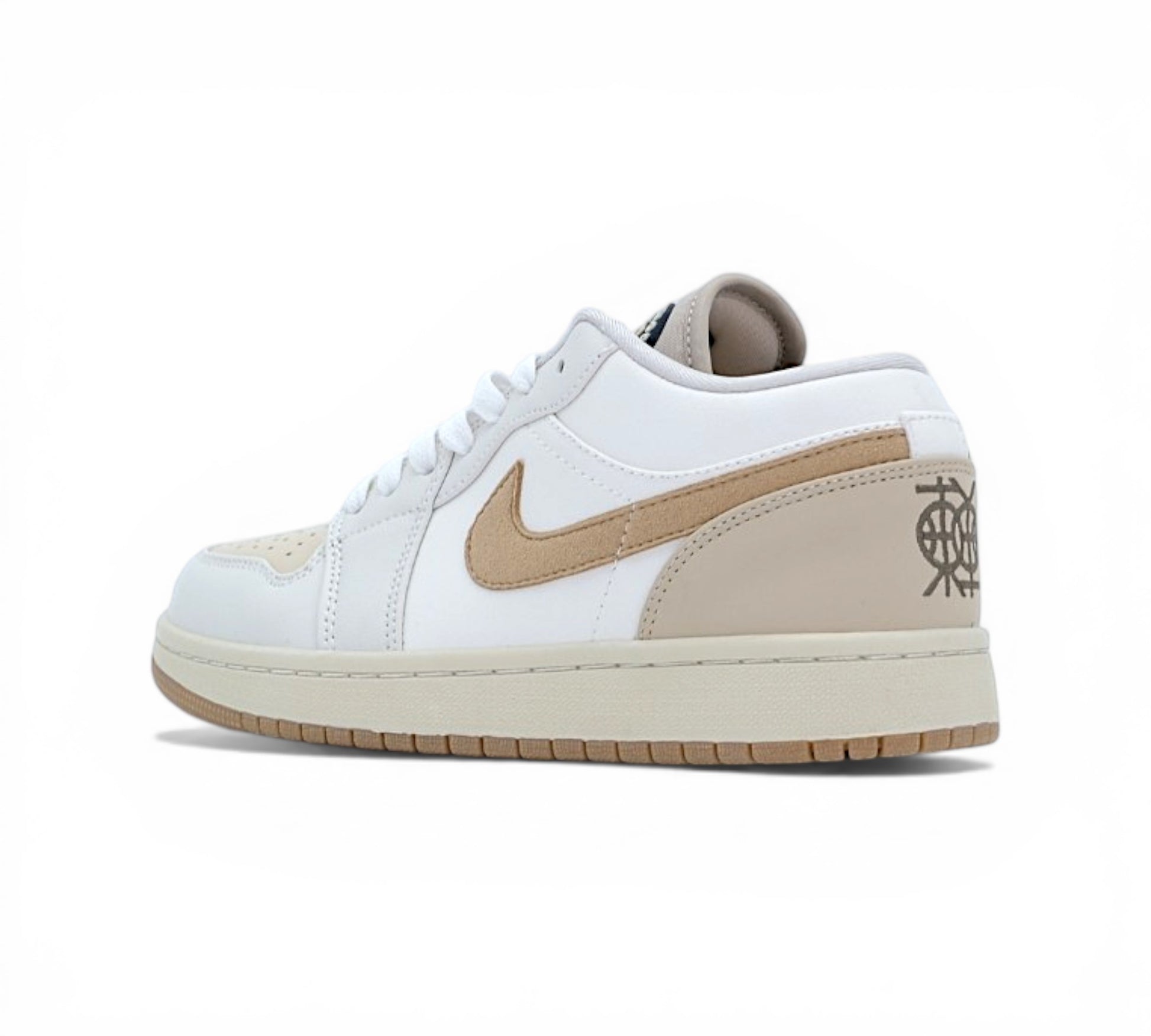 Кроссовки Nike Air Jordan 1 Low, белые с бежевым, вид сбоку
