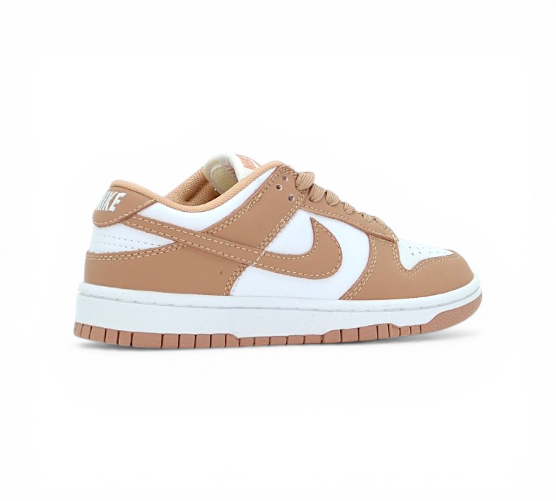 Кроссовки Nike Dunk Low, бежевые с белым, вид сбоку