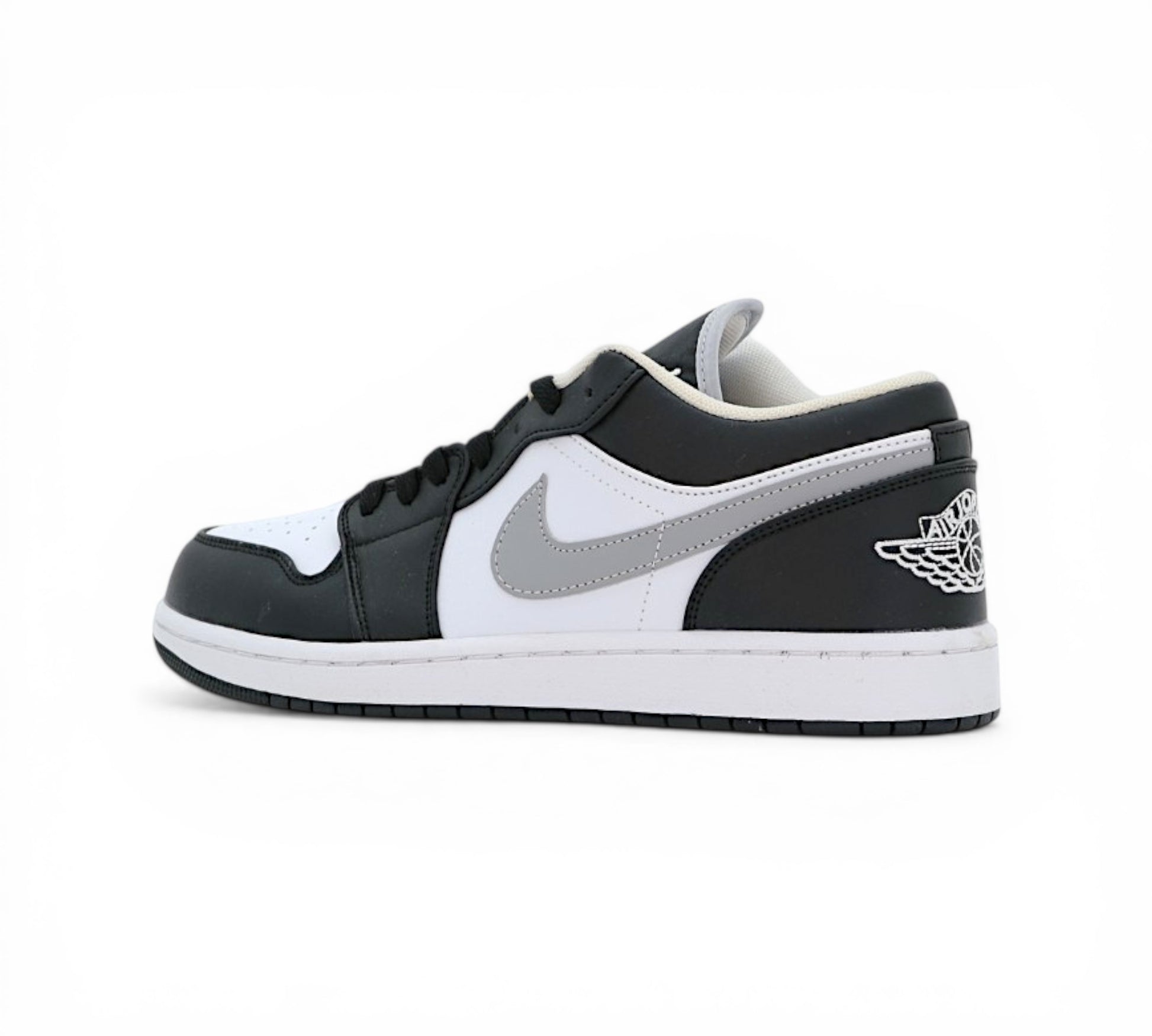 Кроссовки Nike Air Jordan 1 Low, чёрно-белые с серым, вид сбоку