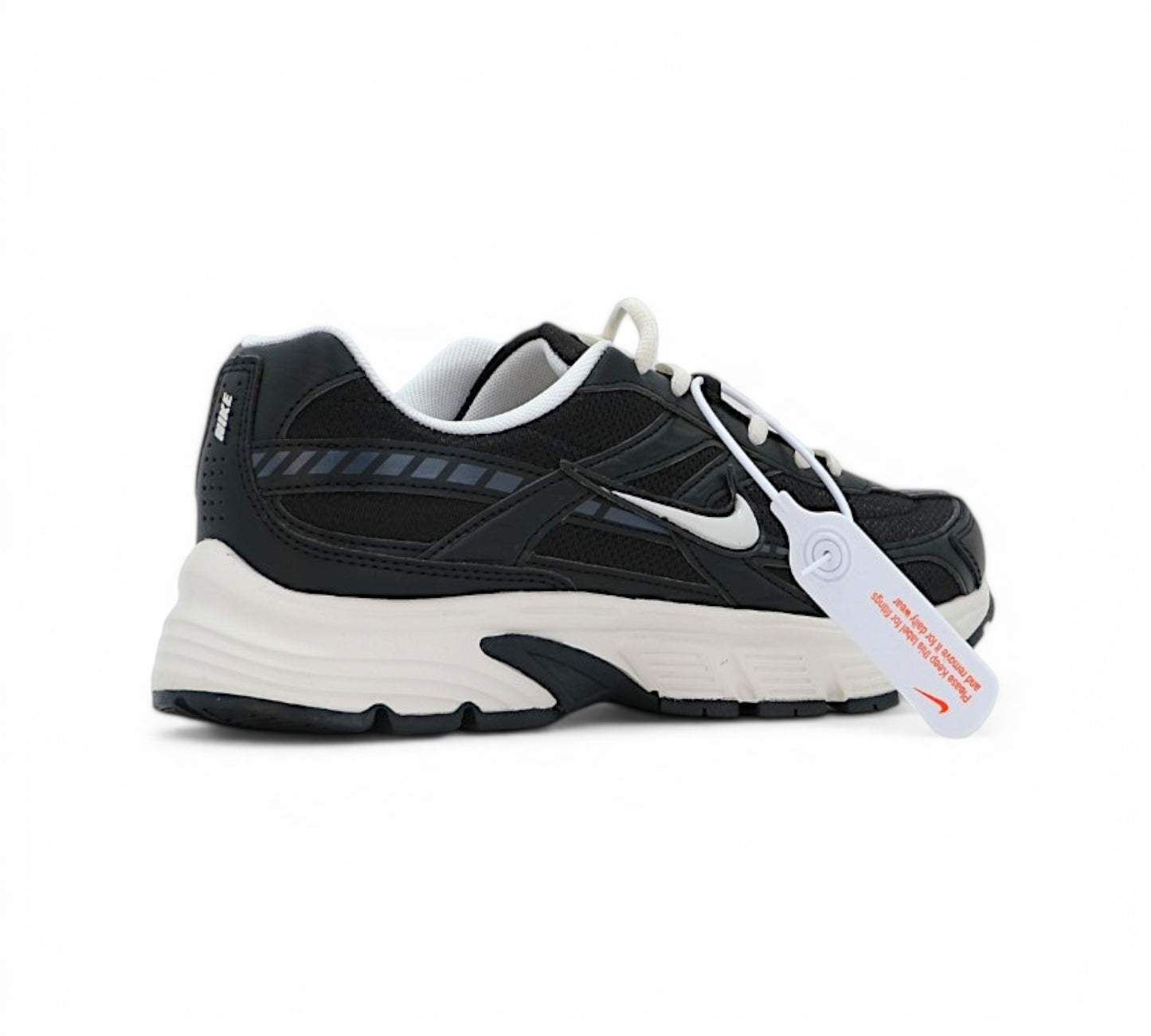 Кроссовки Nike P-7000, чёрные с бежевой подошвой, вид сбоку