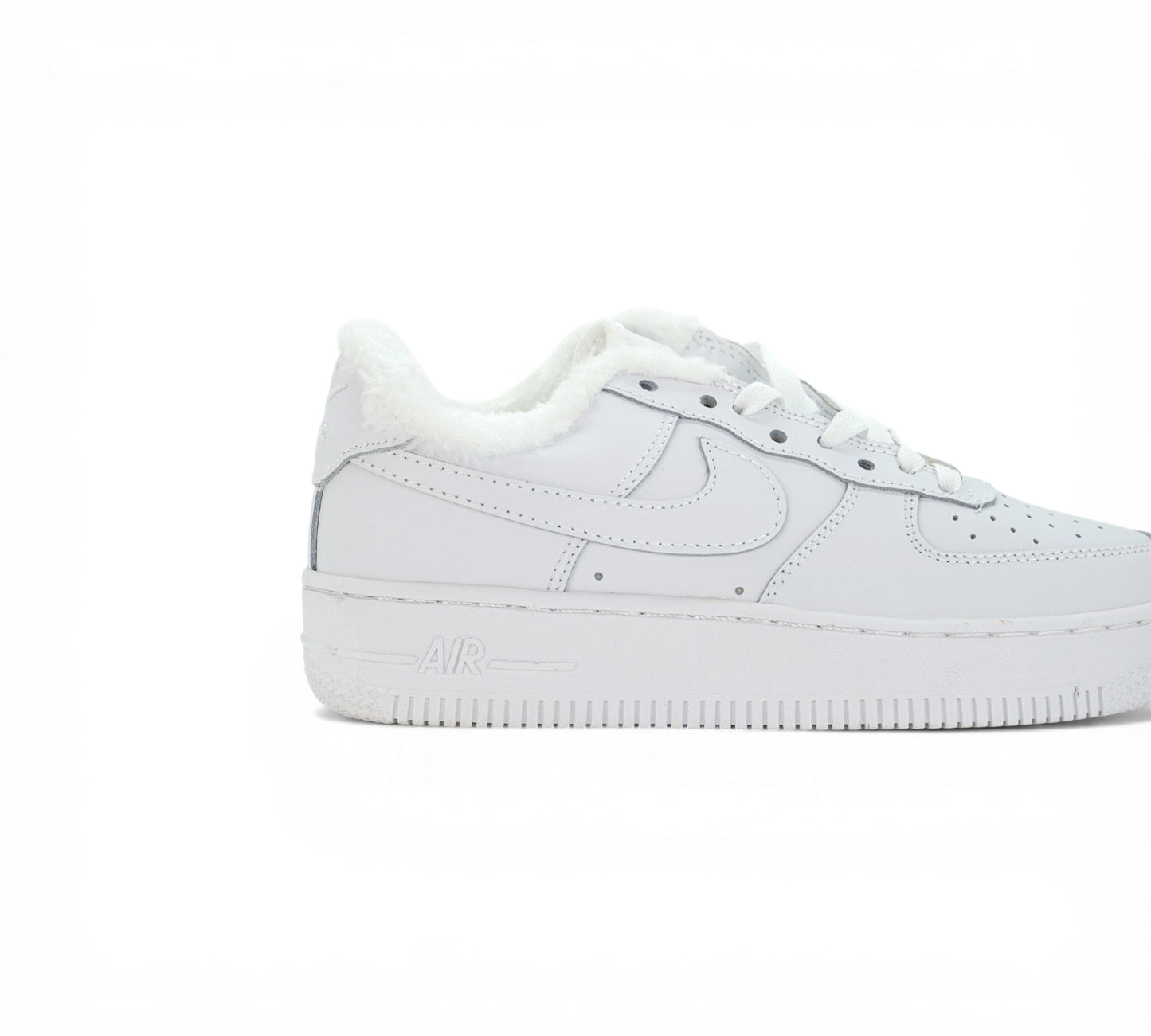 Кроссовки Nike Air Force 1 белые с мехом вид сбоку