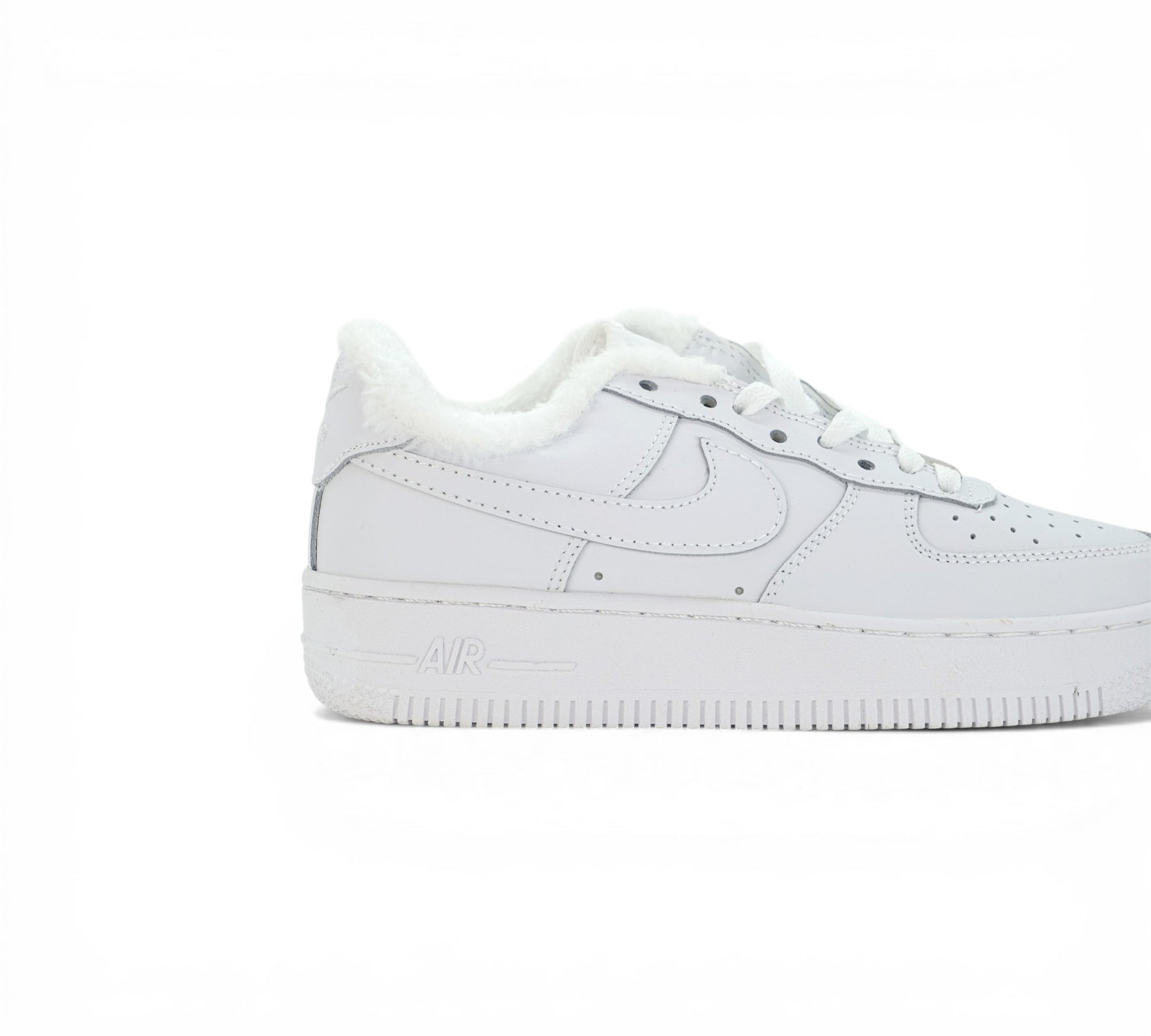 Кроссовки Nike Air Force 1 белые с мехом вид сбоку